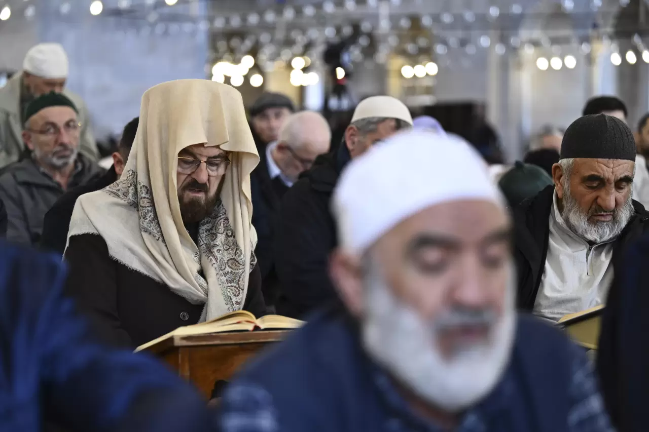 Ramazan'ın ilk cuma namazı, Fatih Camisi'nde dualarla kılındı 5