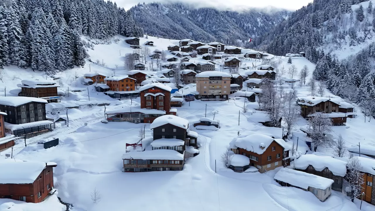 Ayder Yaylası'nda kar örtüsü, doğanın büyüleyici halini oluşturdu 1