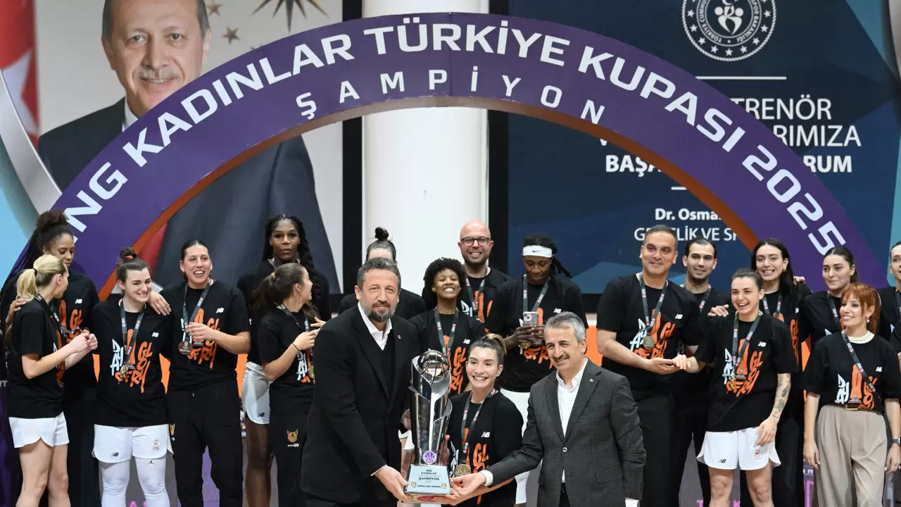 Şampiyon ÇBK Mersin, kupasını aldı 4