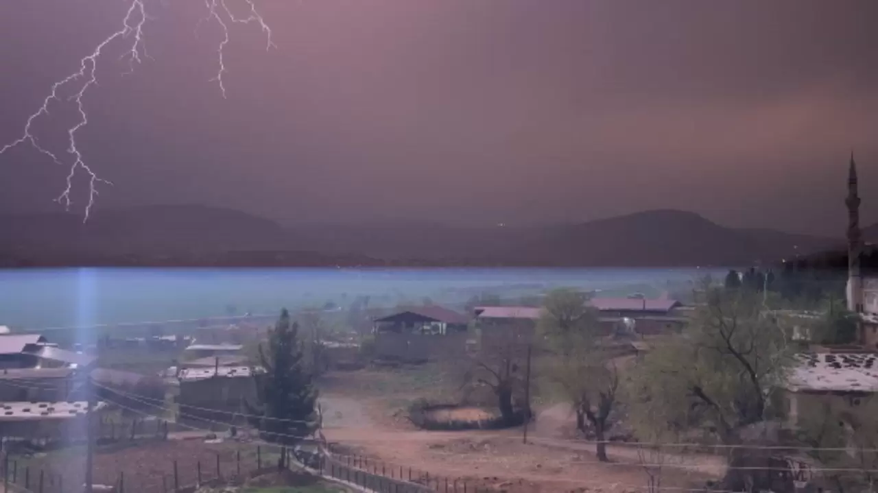 Diyarbakır'da şimşekler geceyi aydınlattı 4