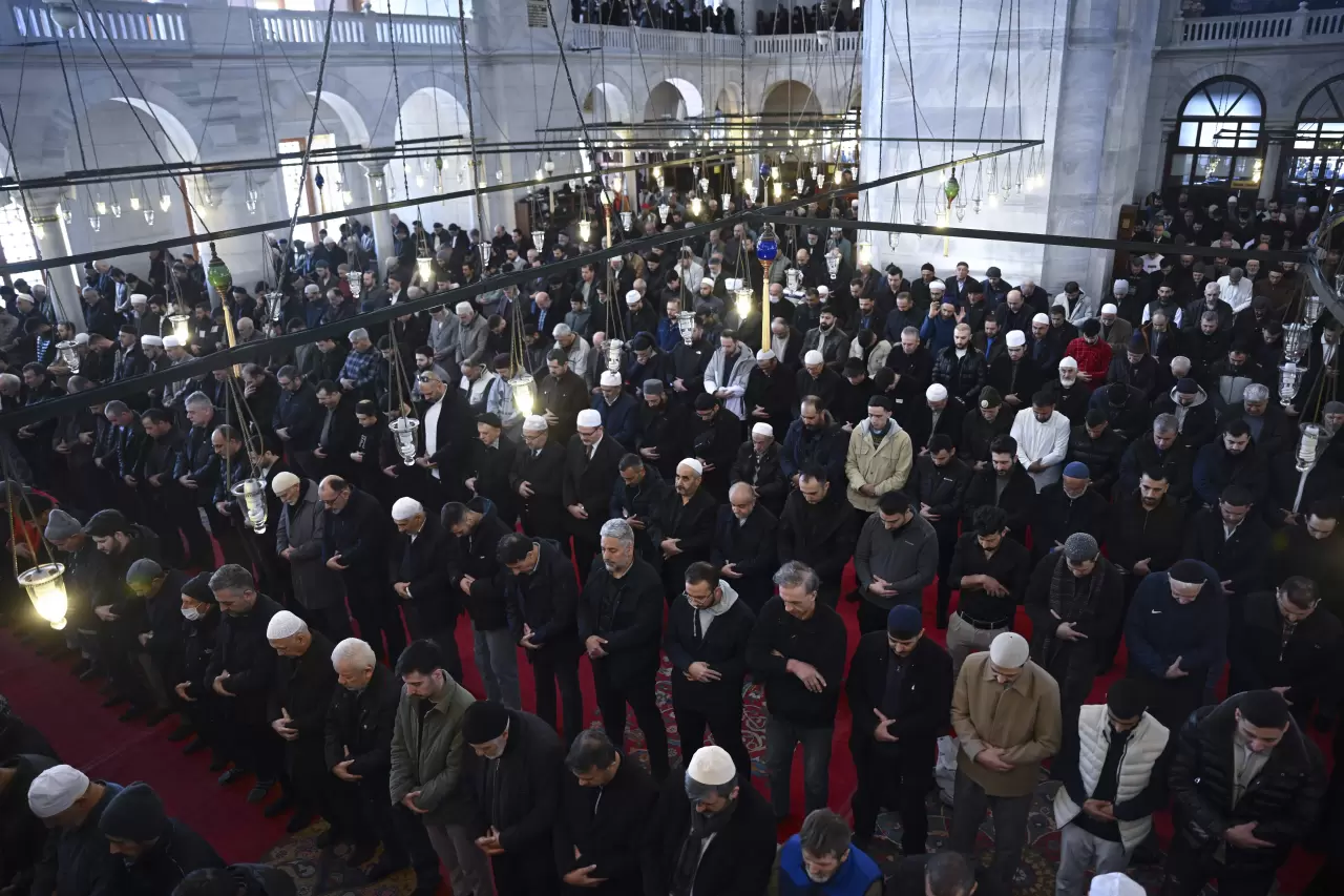 Ramazan'ın ilk cuma namazı, Fatih Camisi'nde dualarla kılındı 2
