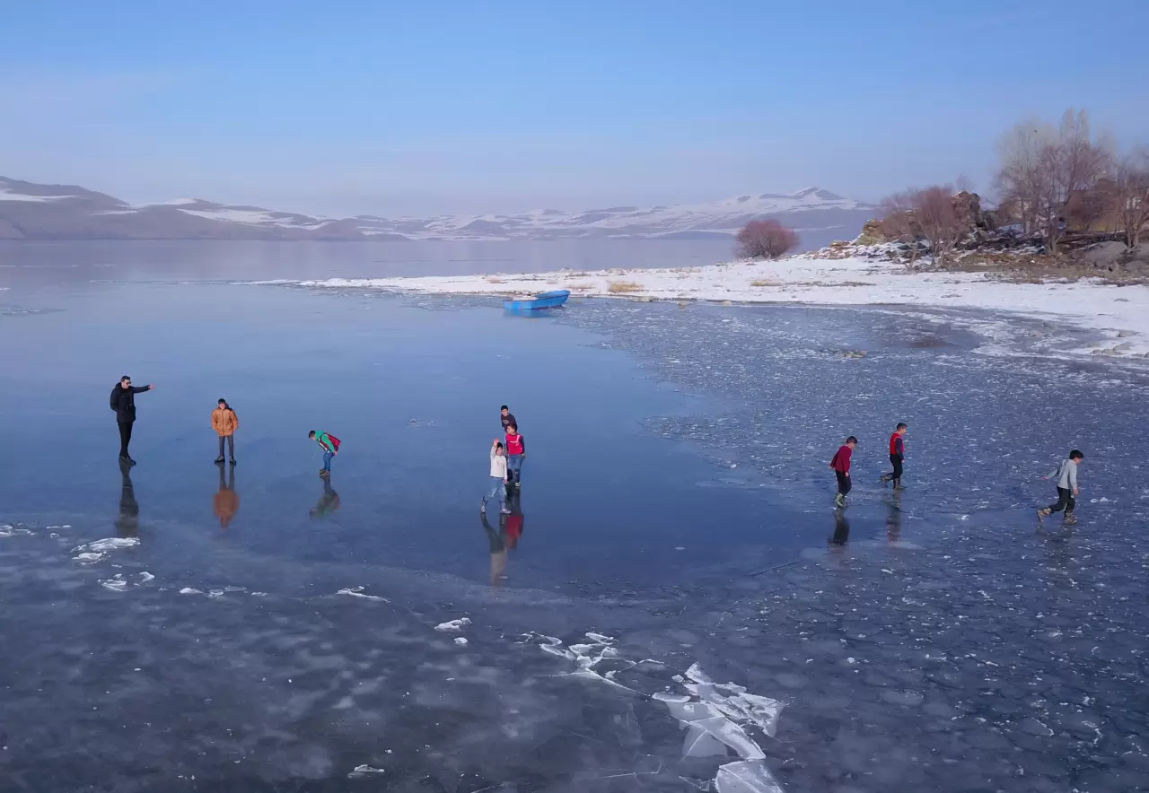 Bitlis'teki Nazik Gölü, çocukların buzda eğlence alanı oldu 3