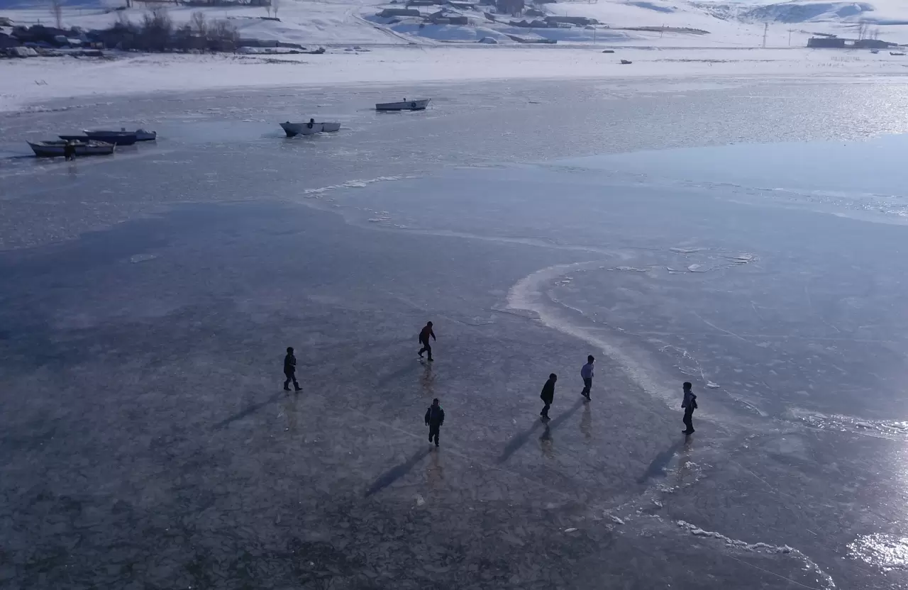 Bitlis'teki Nazik Gölü, çocukların buzda eğlence alanı oldu 2