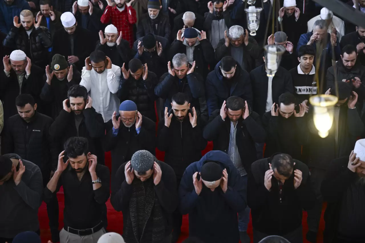 Ramazan'ın ilk cuma namazı, Fatih Camisi'nde dualarla kılındı 3