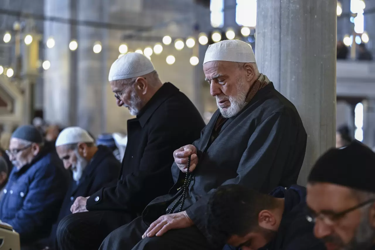 Ramazan'ın ilk cuma namazı, Fatih Camisi'nde dualarla kılındı 4