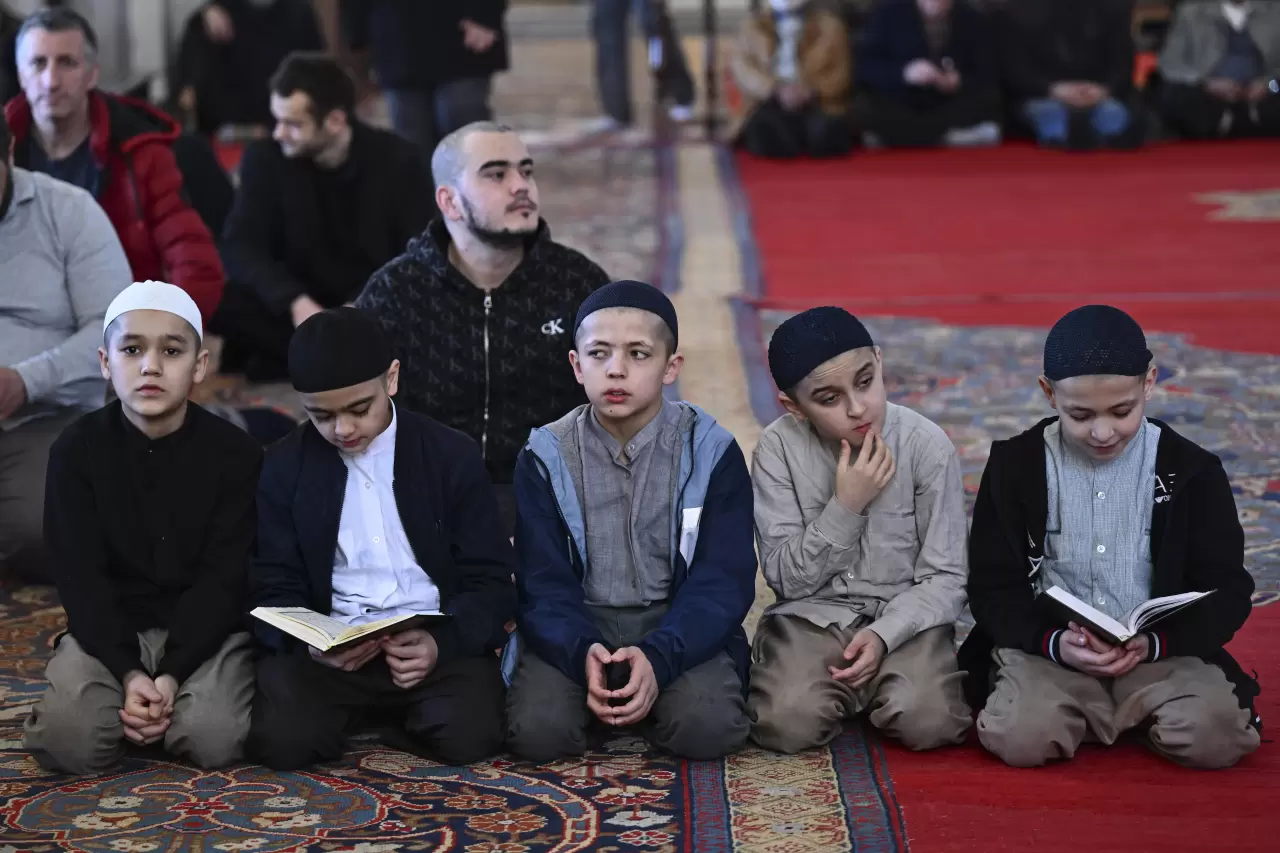 Ramazan'ın ilk cuma namazı, Fatih Camisi'nde dualarla kılındı 6