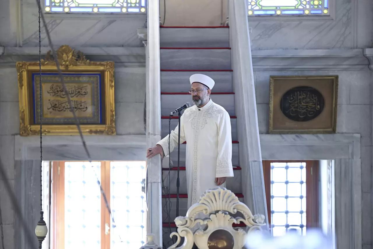 Ramazan'ın ilk cuma namazı, Fatih Camisi'nde dualarla kılındı 1