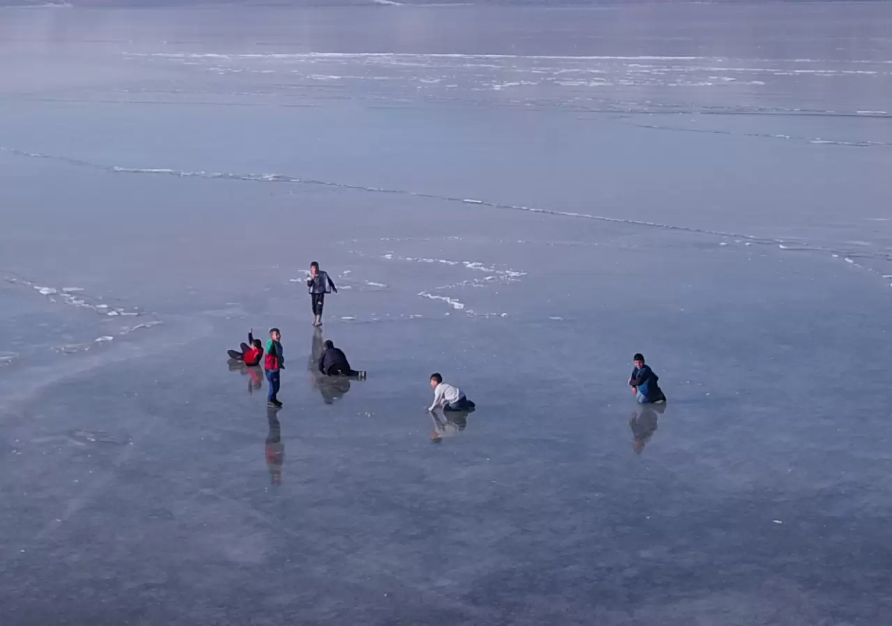 Bitlis'teki Nazik Gölü, çocukların buzda eğlence alanı oldu 1