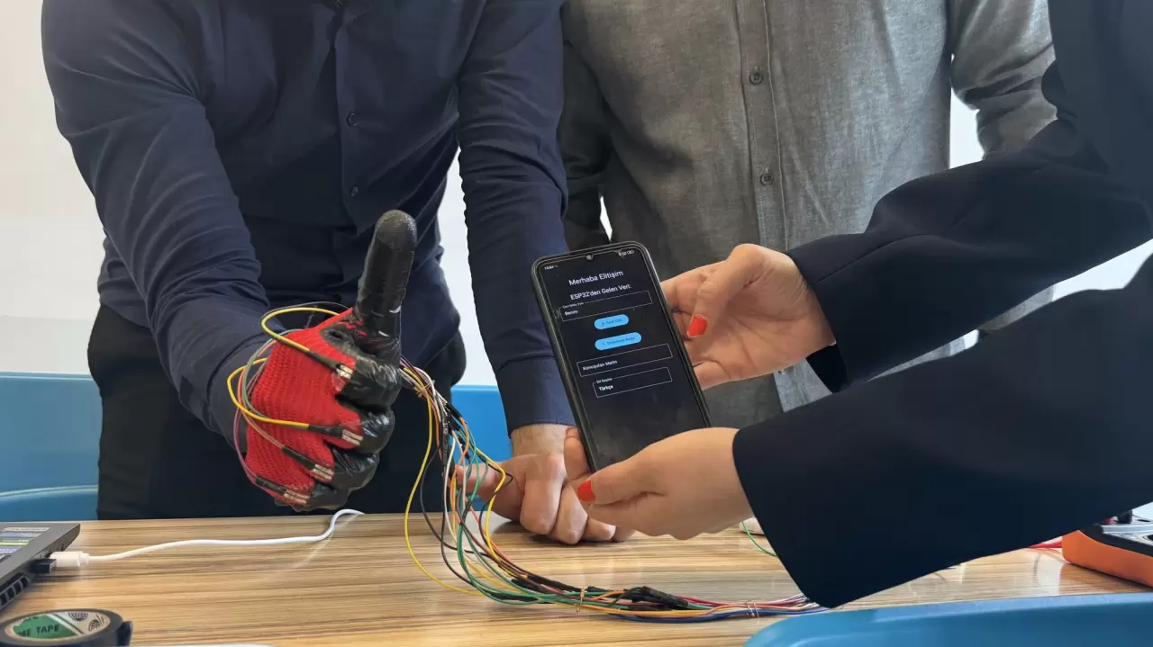Öğrenciler engelli bireyler için "Akıllı İletişim Eldiveni" üretti 3