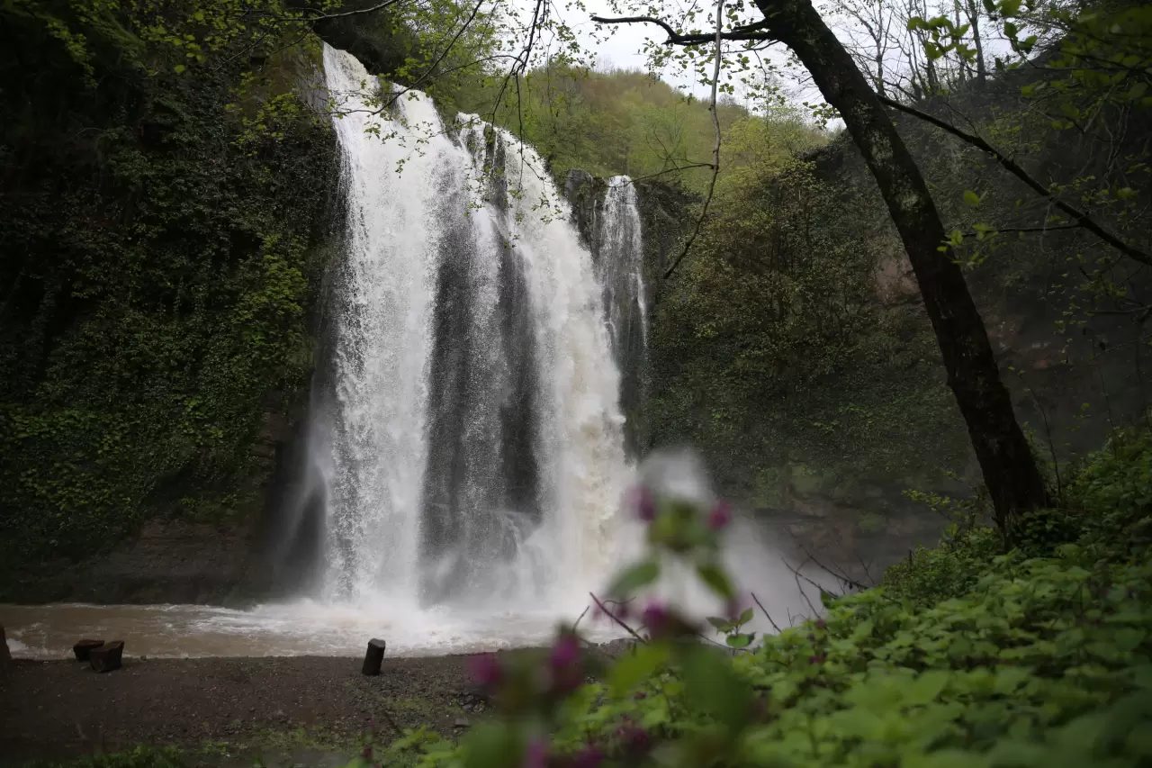 Ordu'daki Ohtamış Şelalesi karların erimesiyle canlandı 1