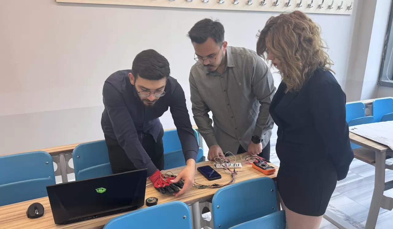 Öğrenciler engelli bireyler için "Akıllı İletişim Eldiveni" üretti 2