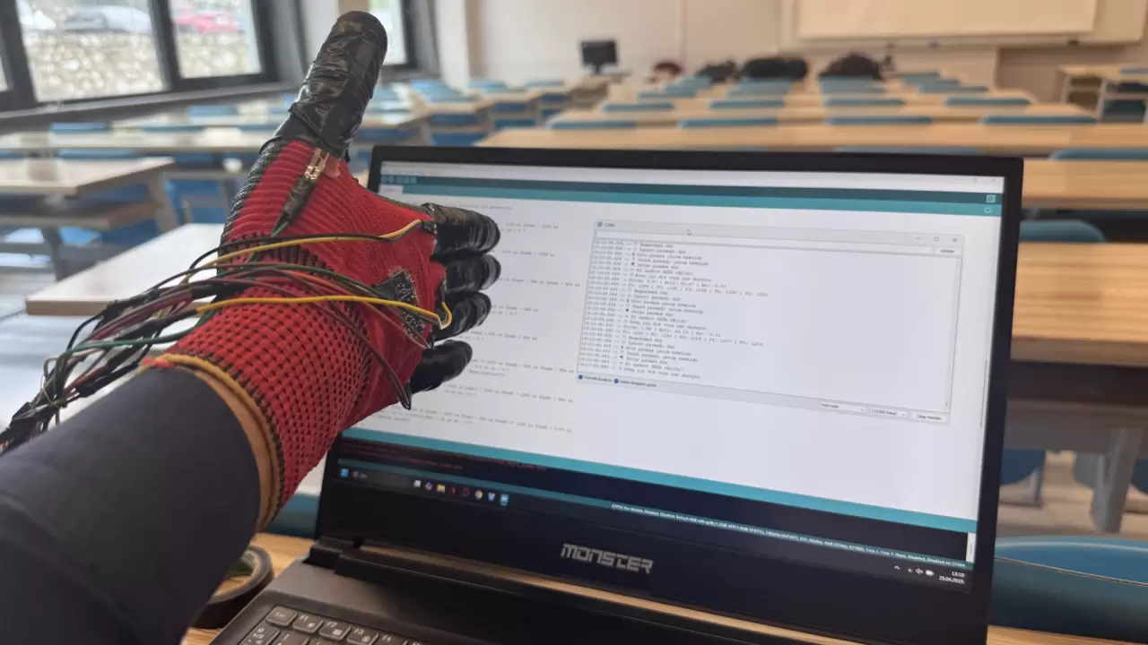 Öğrenciler engelli bireyler için "Akıllı İletişim Eldiveni" üretti 1