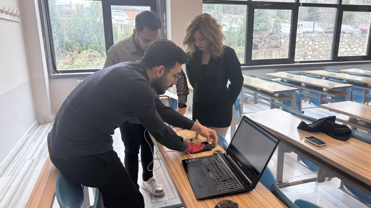 Öğrenciler engelli bireyler için "Akıllı İletişim Eldiveni" üretti 4