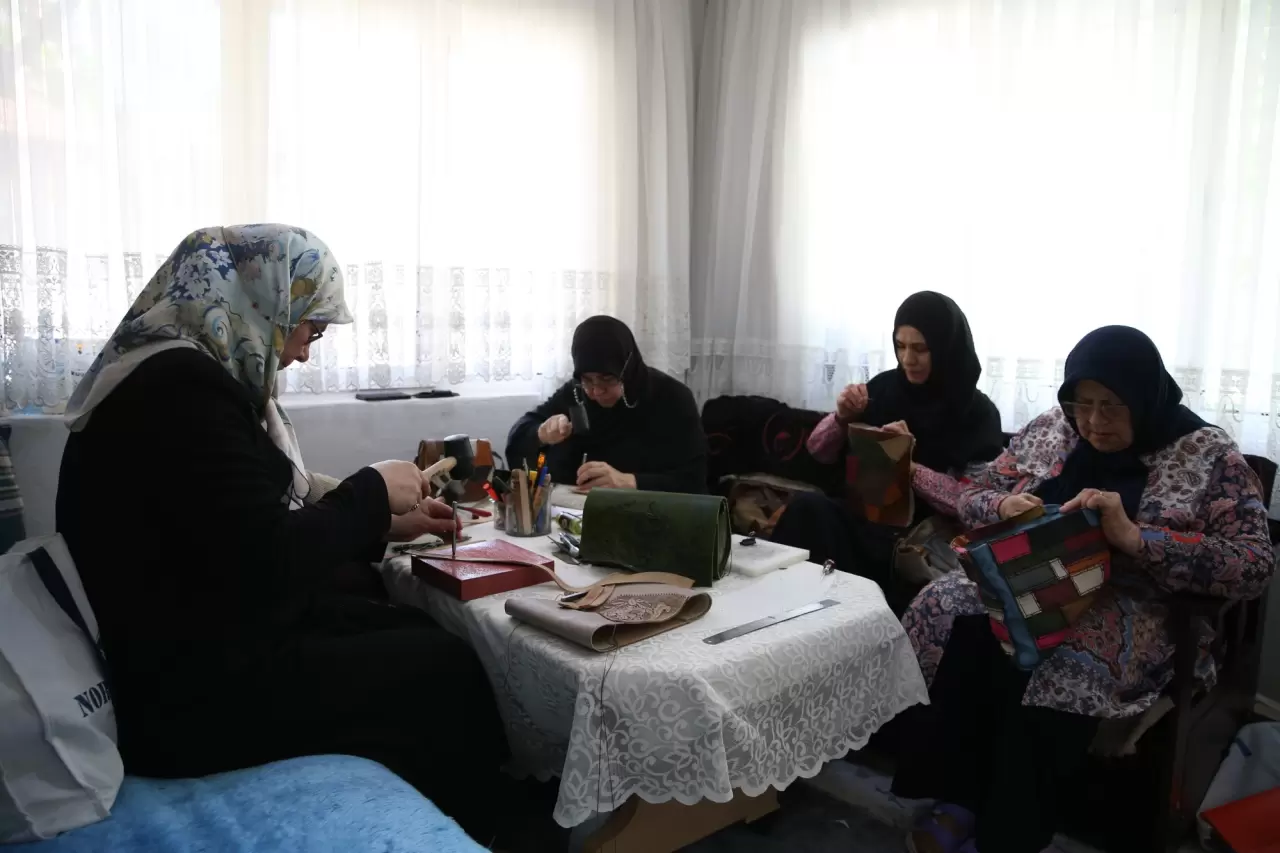 Saraciye ustası, ev hanımlarının yardımıyla kültürel mirası yaşatıyor 4