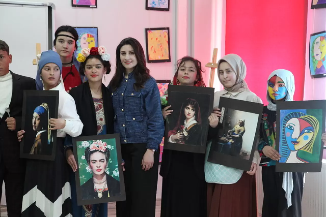 Bitlis Ahlat'ta görsel sanatlar öğretmeninden canlı sanat sergisi 3