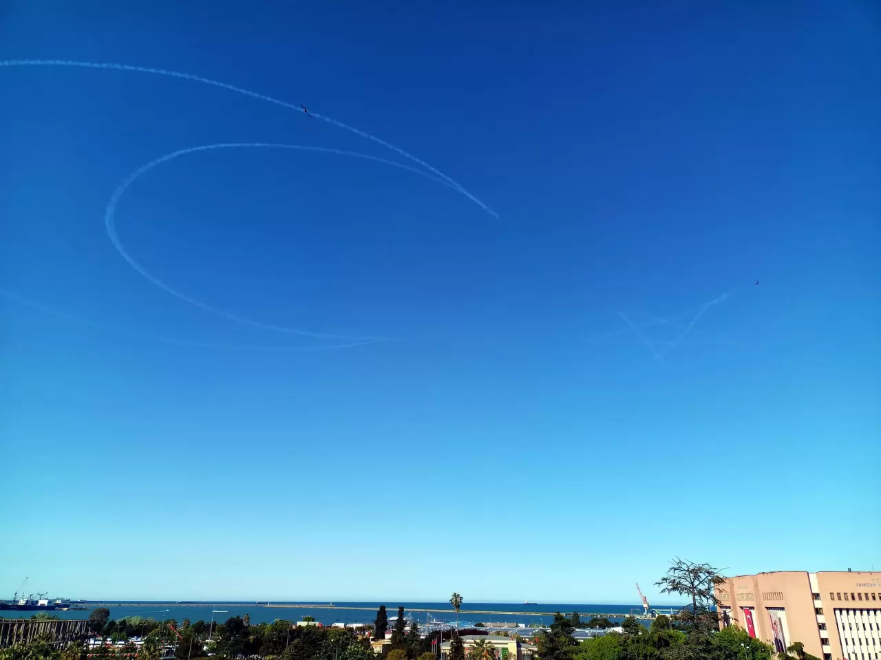 SOLOTÜRK Samsun semalarında ay-yıldız çizdi 1