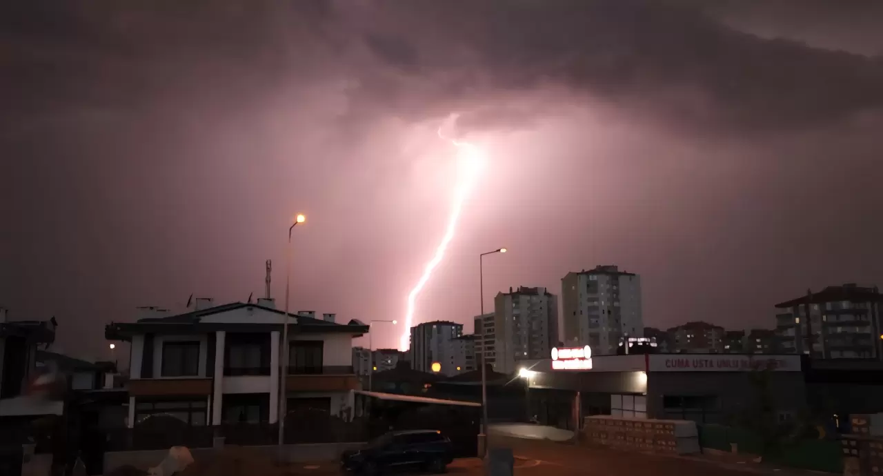 Kayseri'de şimşekler geceyi aydınlattı 3