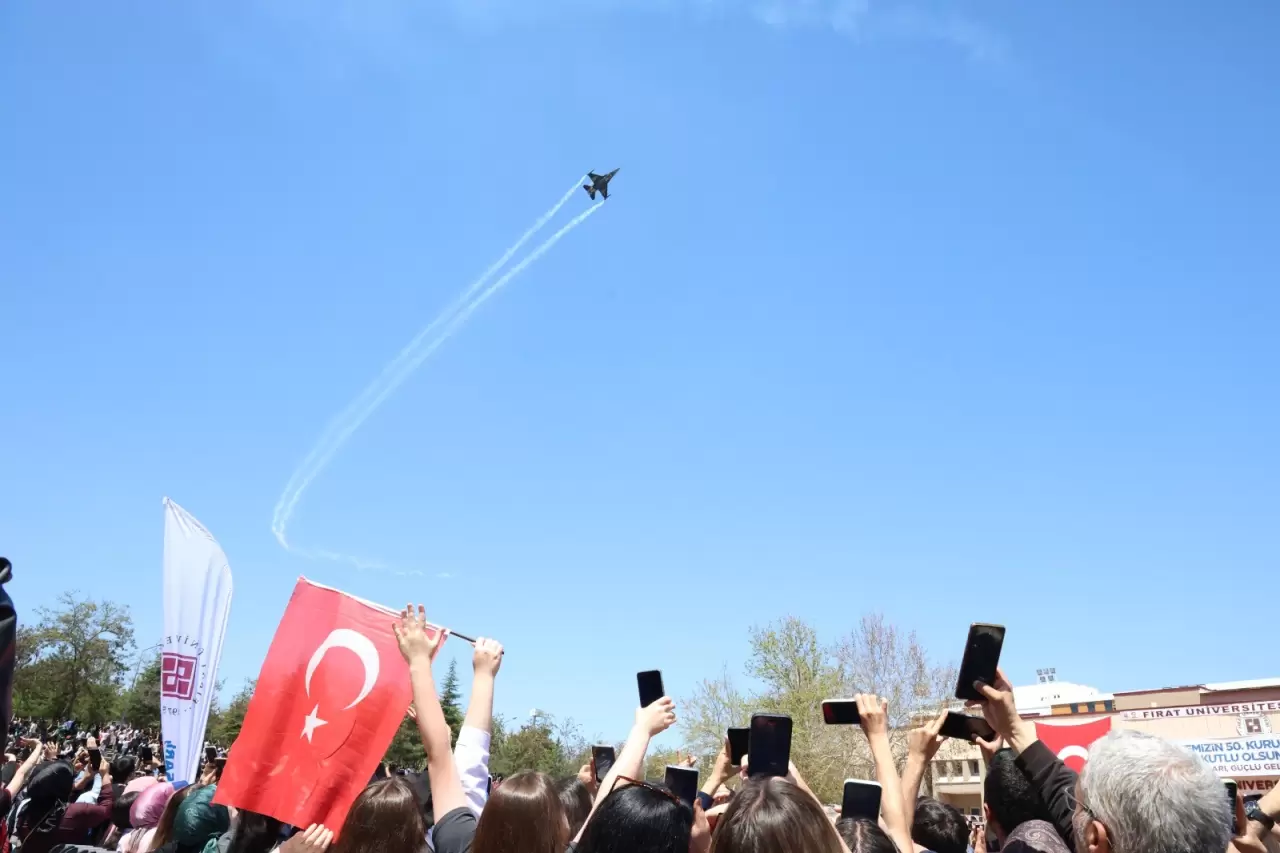 Elazığ'da SOLOTÜRK gösterisi nefes kesti 4