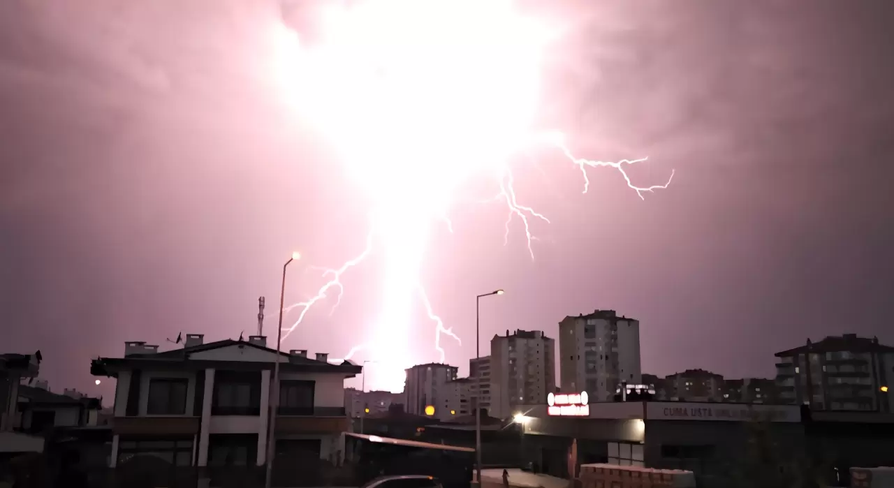 Kayseri'de şimşekler geceyi aydınlattı 2