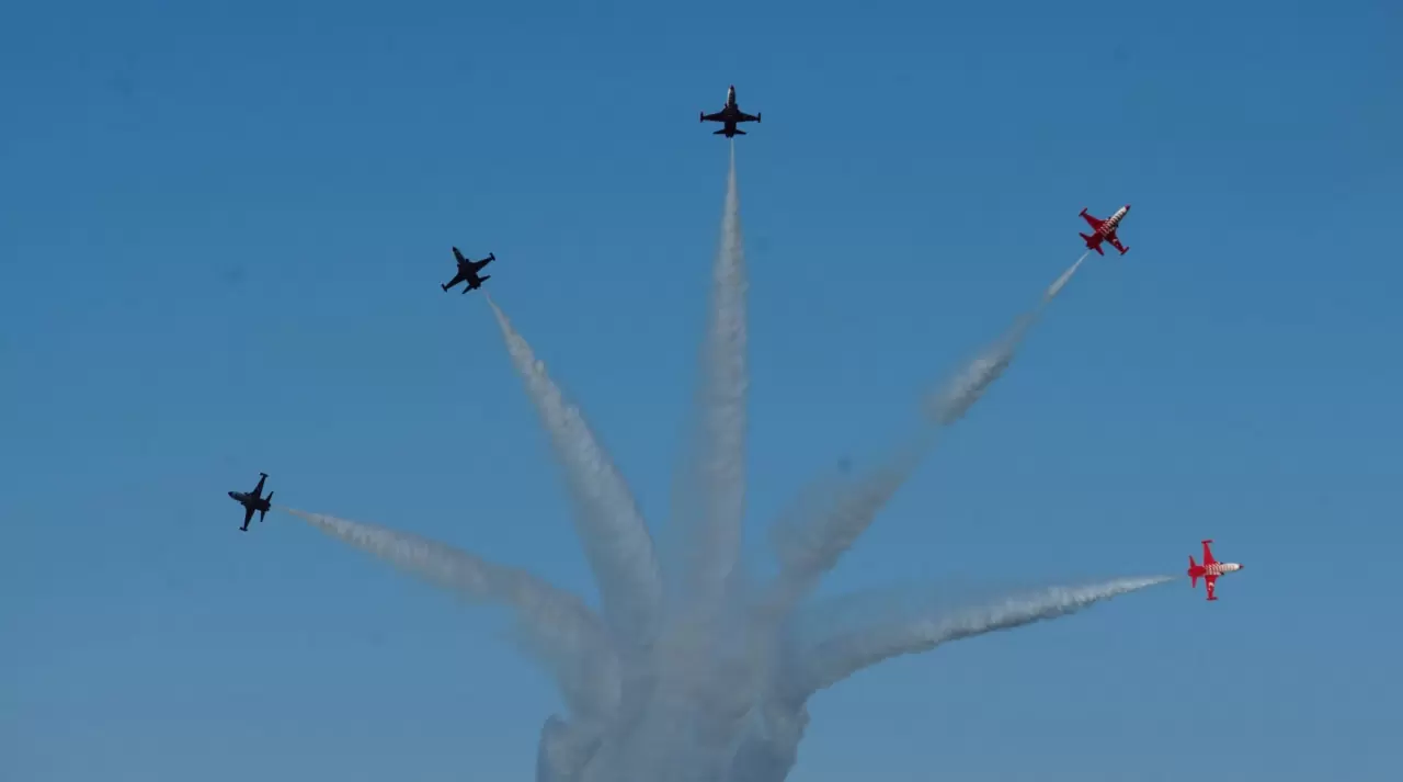 SOLOTÜRK Samsun semalarında ay-yıldız çizdi 5