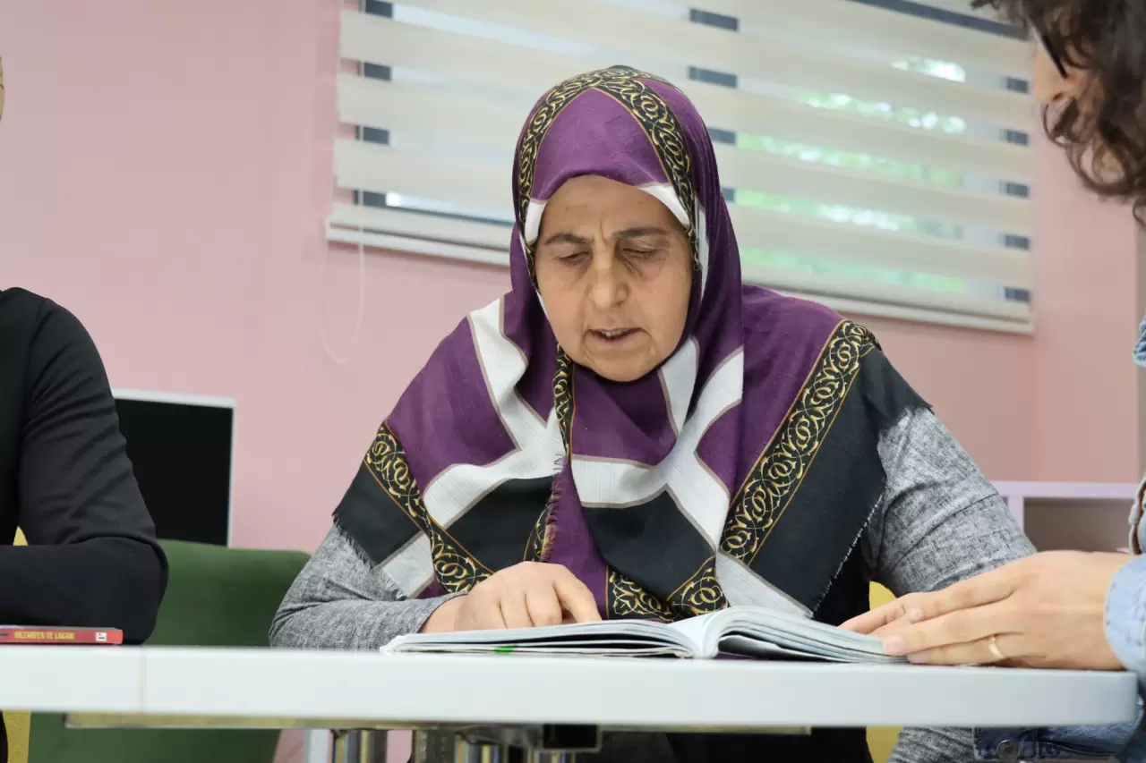 Çocukluk hayalini gerçekleştirdi, çalıştığı okulda okuma yazma öğrendi 3