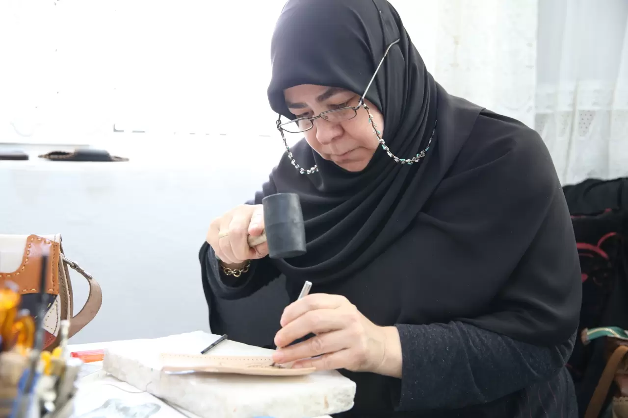 Saraciye ustası, ev hanımlarının yardımıyla kültürel mirası yaşatıyor 2