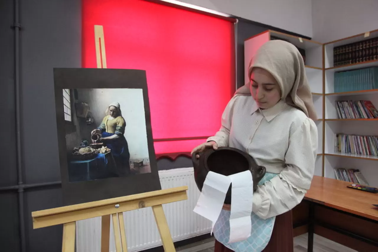 Bitlis Ahlat'ta görsel sanatlar öğretmeninden canlı sanat sergisi 10