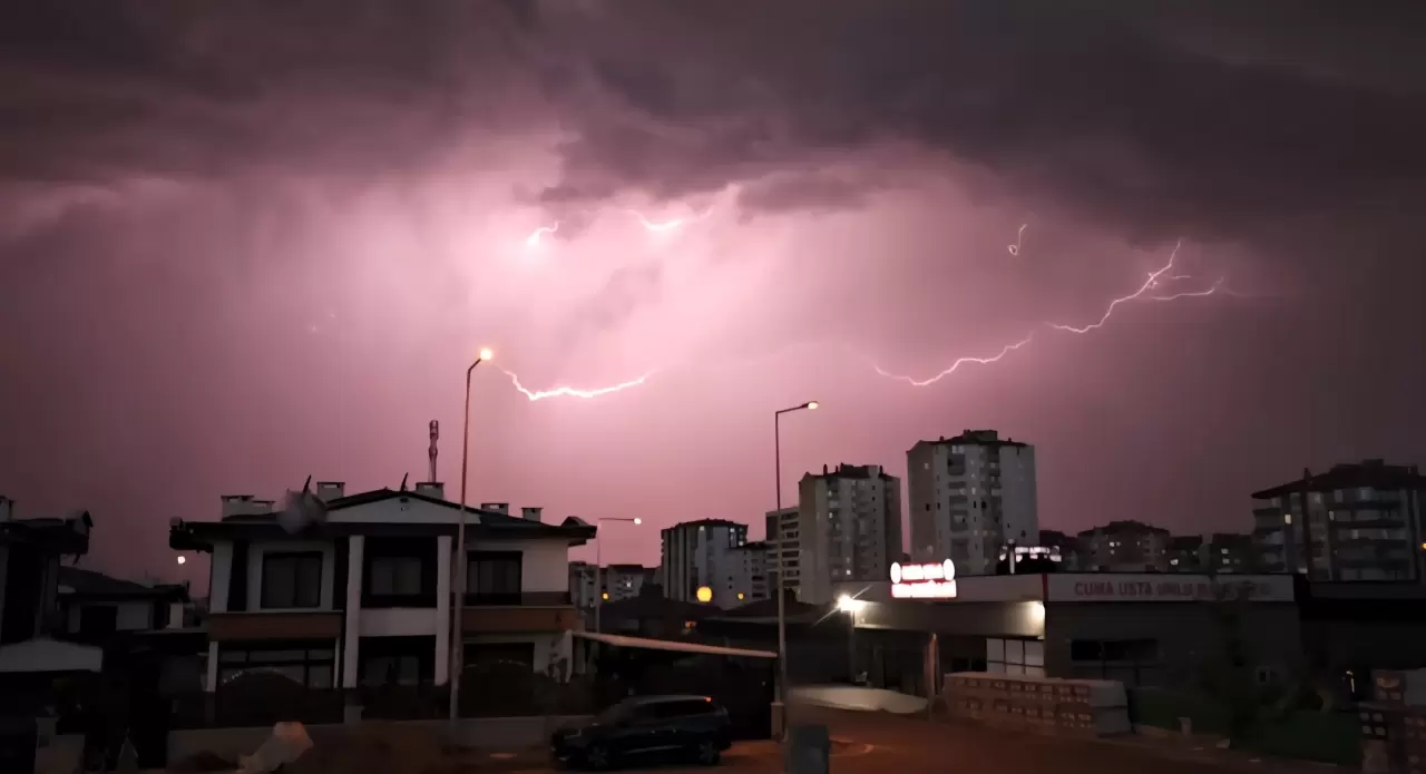 Kayseri'de şimşekler geceyi aydınlattı 1