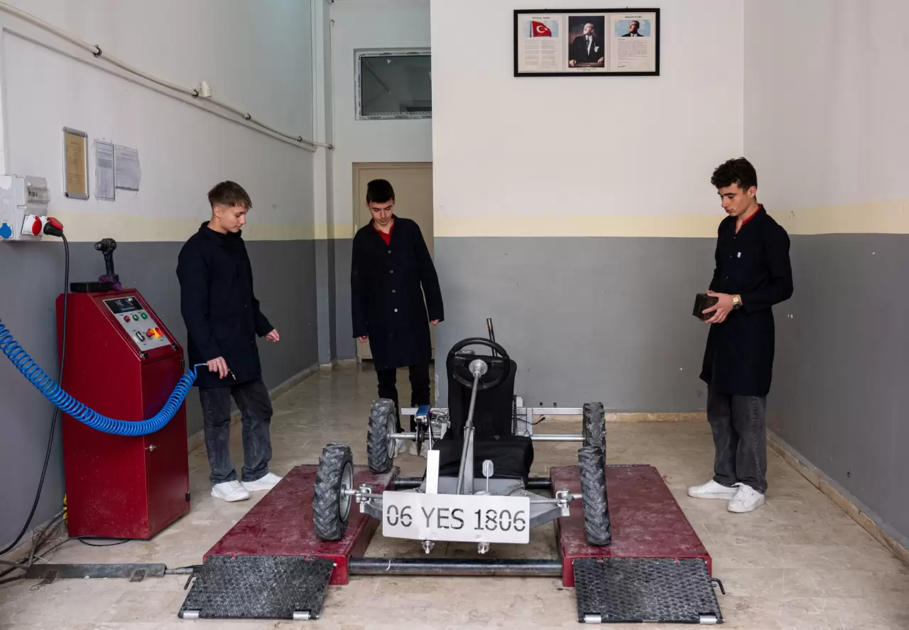 Meslek lisesi öğrencileri yarış arabası yaptı 2