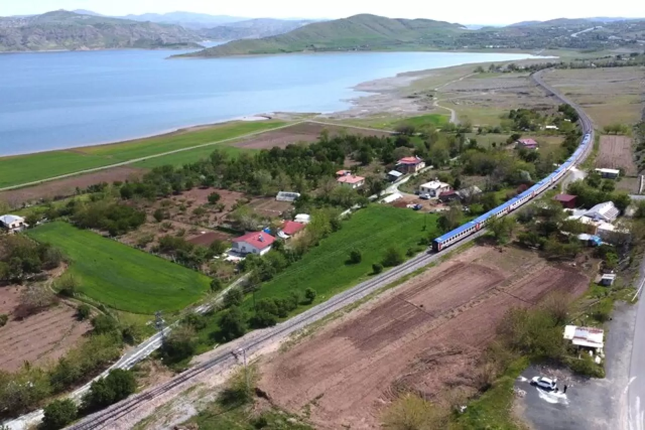 Vangölü Ekspresi’nin bahar manzaraları objektiflere yansıdı 2