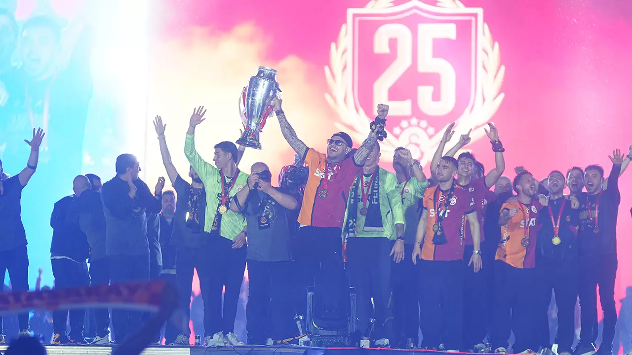 Şampiyon Galatasaray, kupasını aldı 12