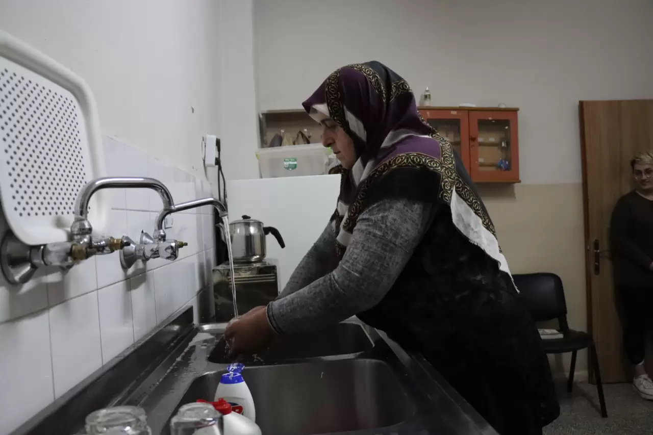 Çocukluk hayalini gerçekleştirdi, çalıştığı okulda okuma yazma öğrendi 1