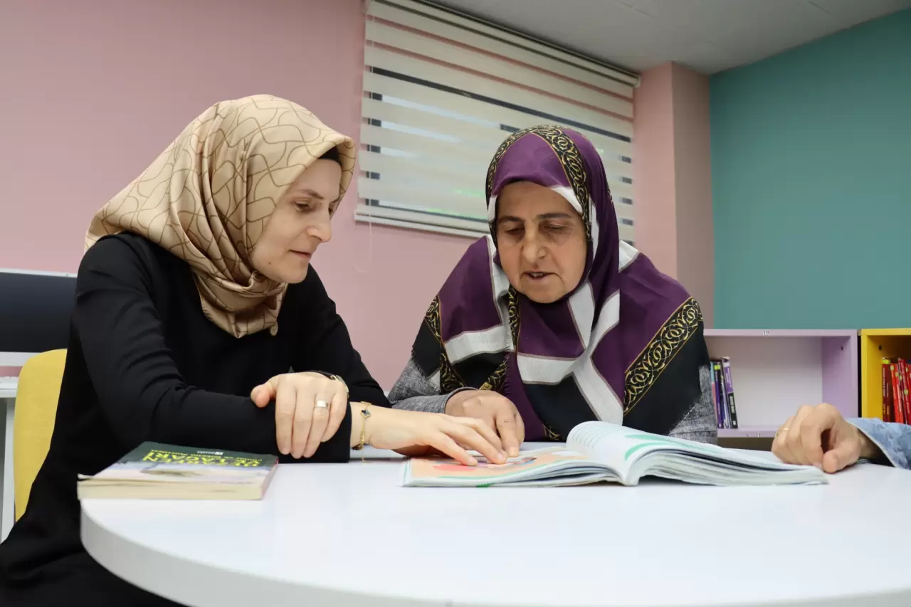 Çocukluk hayalini gerçekleştirdi, çalıştığı okulda okuma yazma öğrendi 4