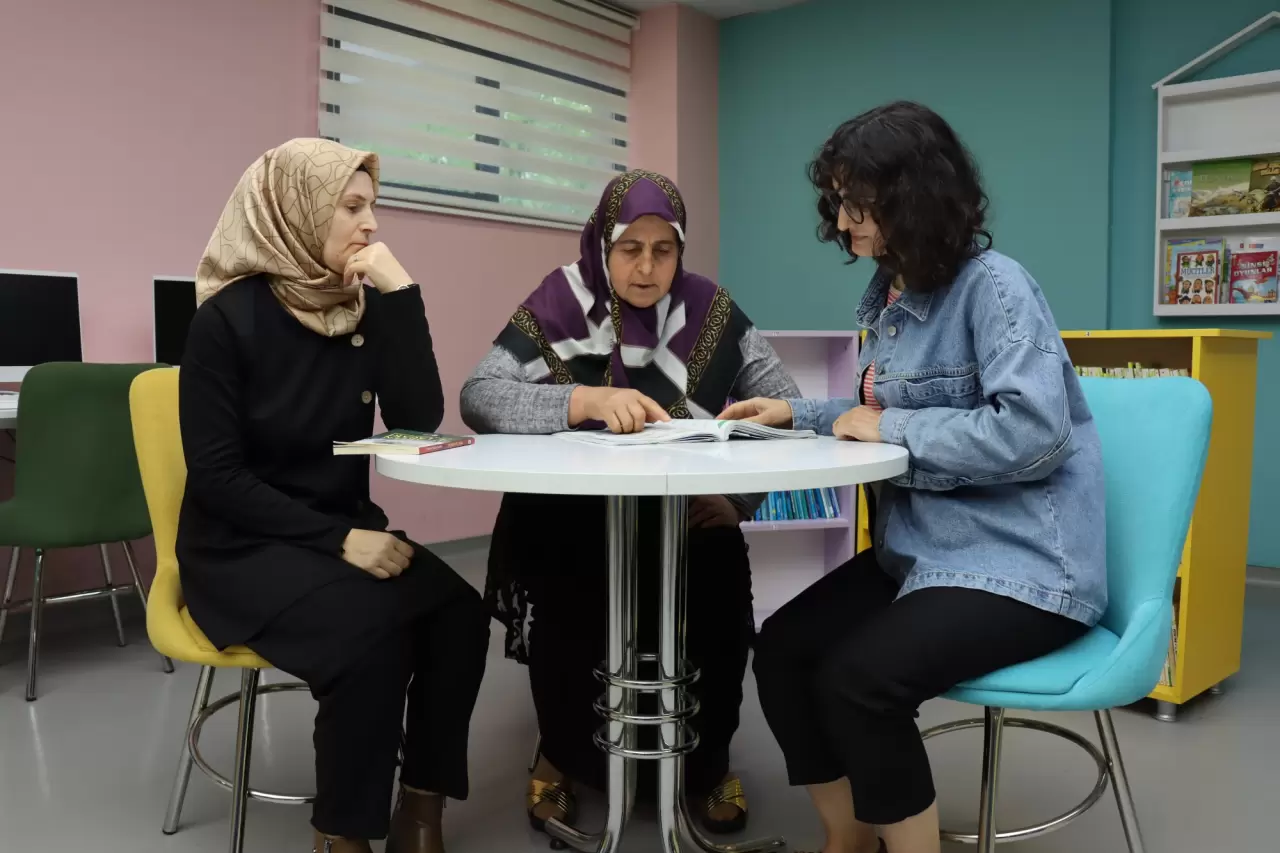 Çocukluk hayalini gerçekleştirdi, çalıştığı okulda okuma yazma öğrendi 2