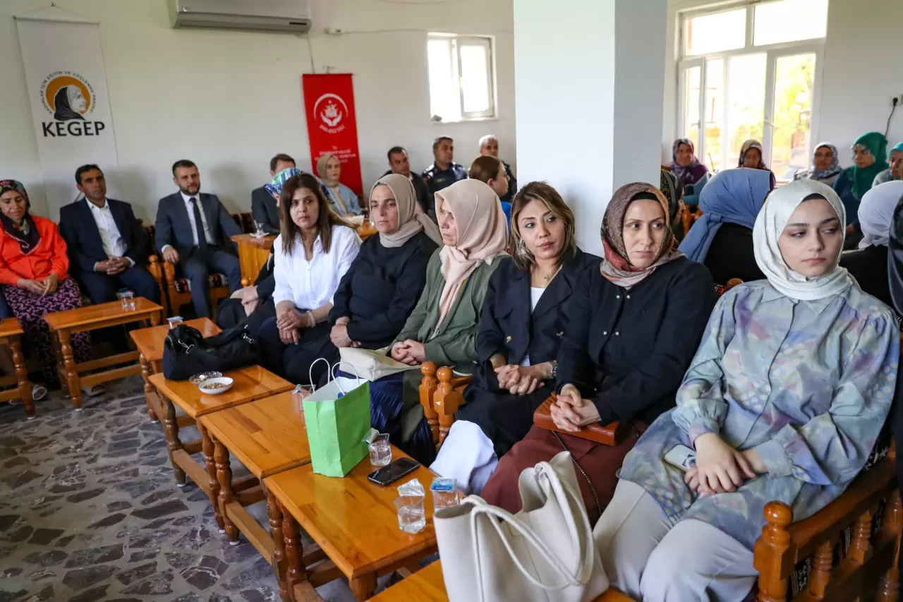 Kadınları kamu hizmetleri ile buluşturmak için mahalleleri geziyorlar 1