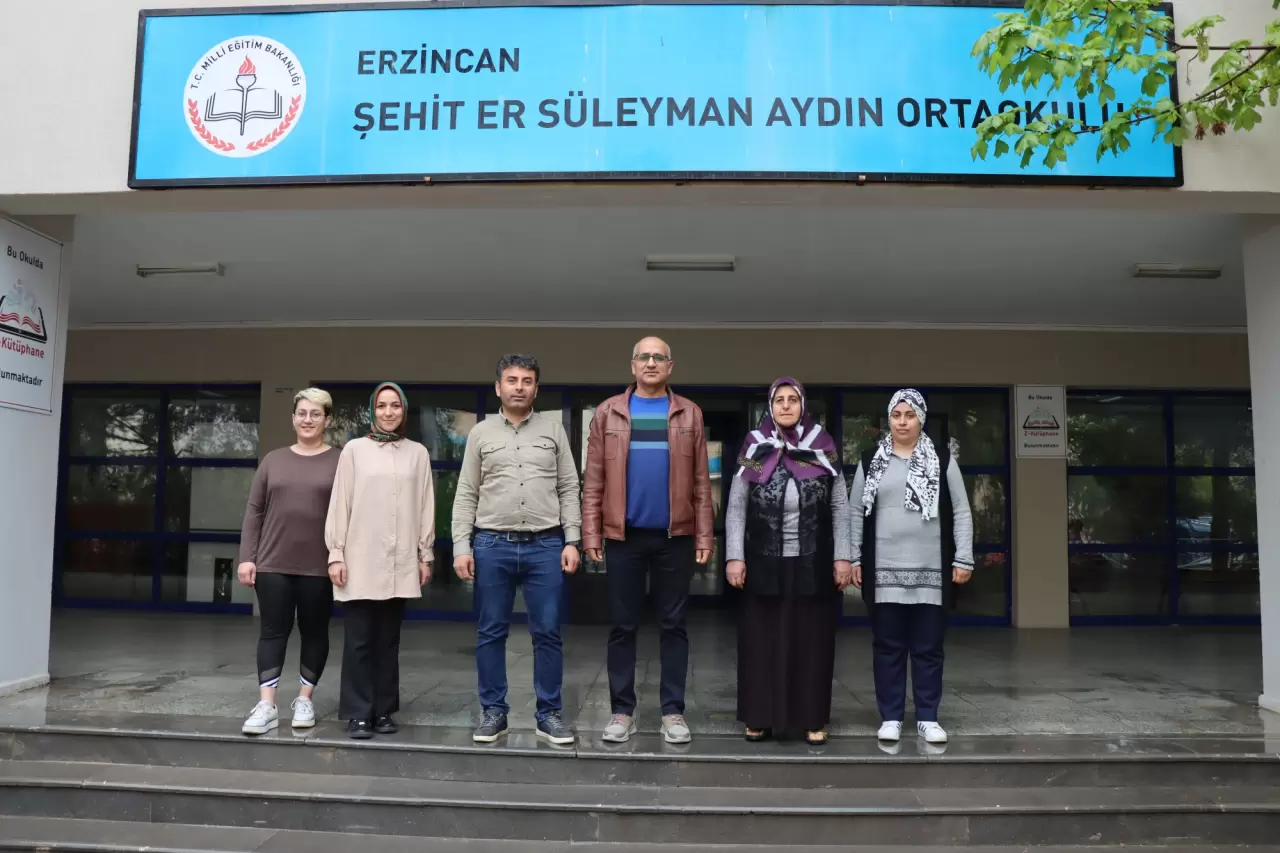 Çocukluk hayalini gerçekleştirdi, çalıştığı okulda okuma yazma öğrendi 5