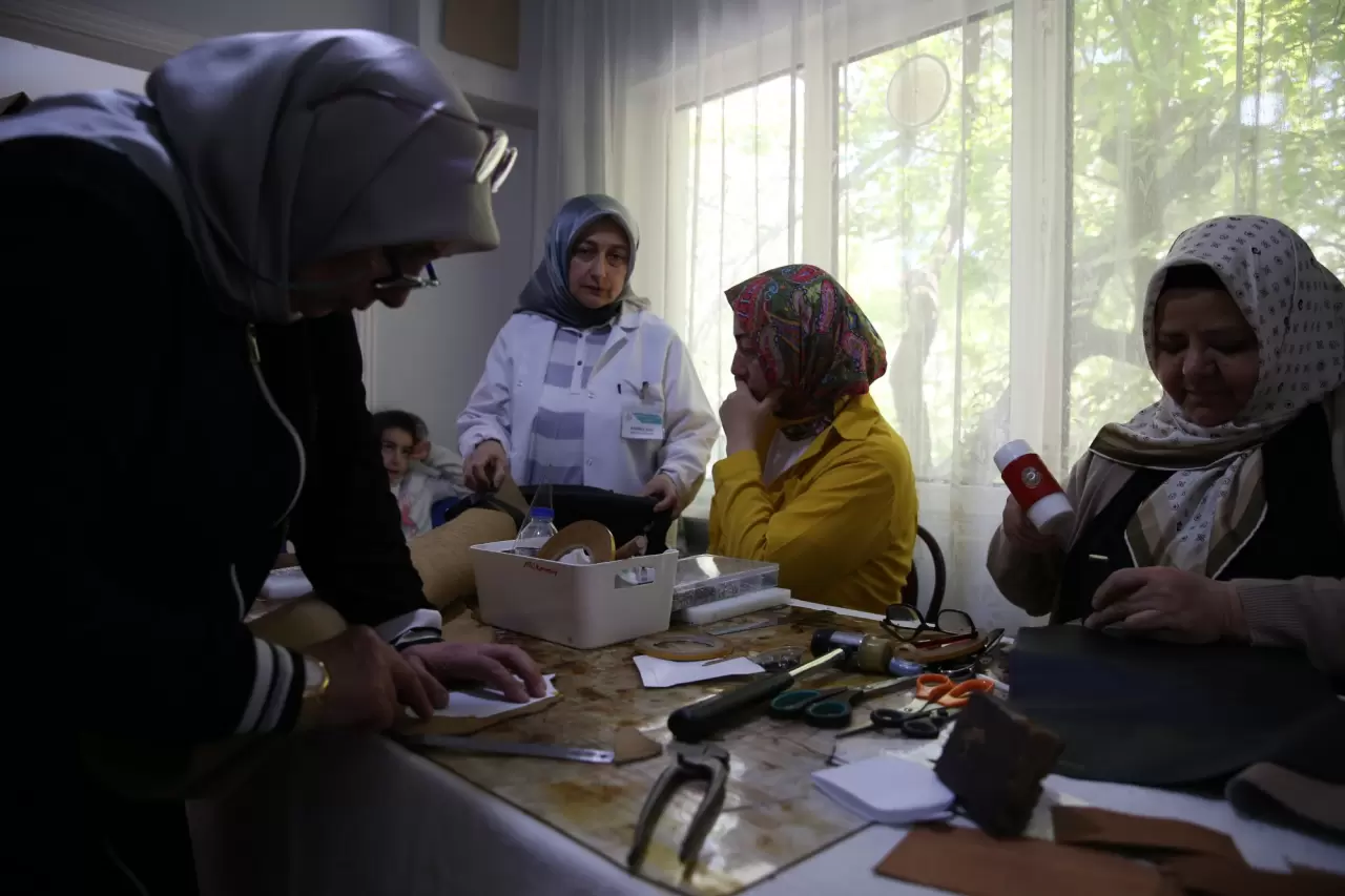 Saraciye ustası, ev hanımlarının yardımıyla kültürel mirası yaşatıyor 3