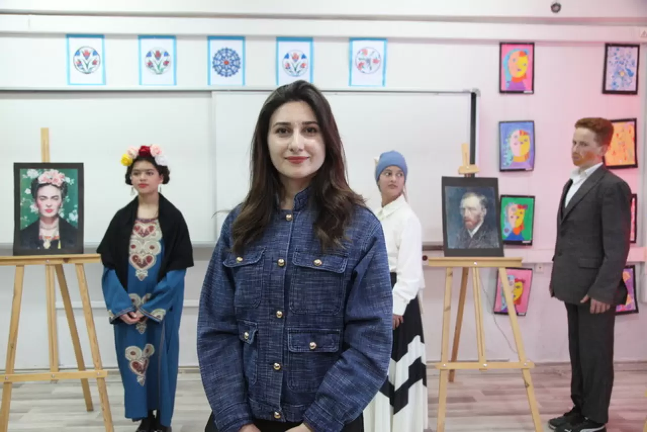 Bitlis Ahlat'ta görsel sanatlar öğretmeninden canlı sanat sergisi 4