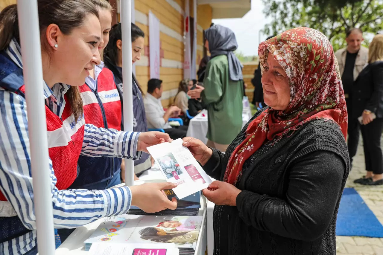 Kadınları kamu hizmetleri ile buluşturmak için mahalleleri geziyorlar 3