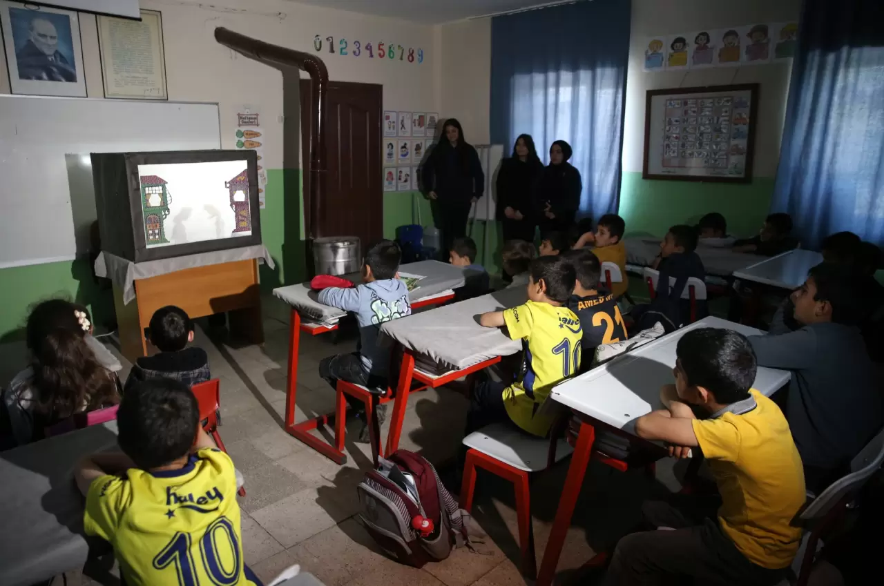 Liseli gençler, Hacivat ve Karagöz ile köy köy dolaşıyor 1