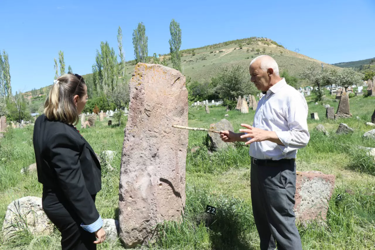 750 yıllık Türk boylarına ait tarihi mezar taşları koruma altında 3