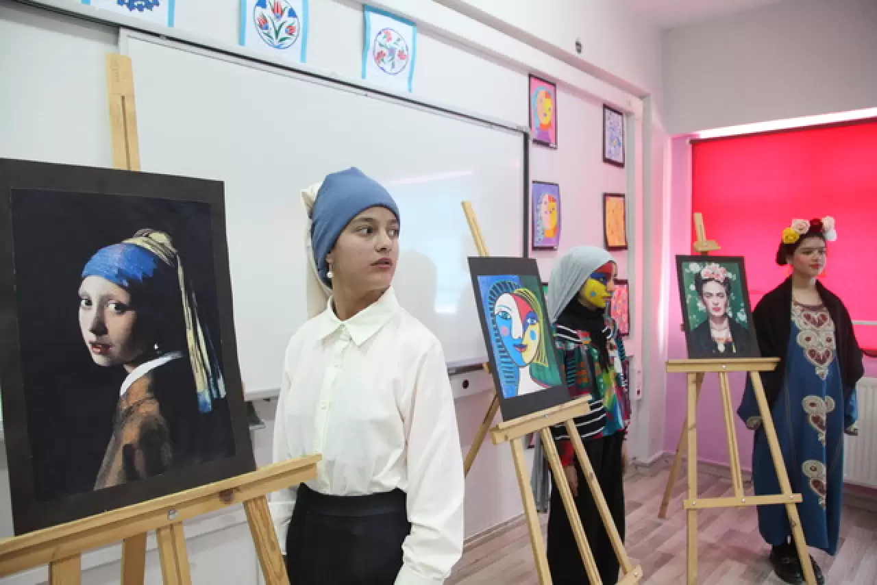 Bitlis Ahlat'ta görsel sanatlar öğretmeninden canlı sanat sergisi 6