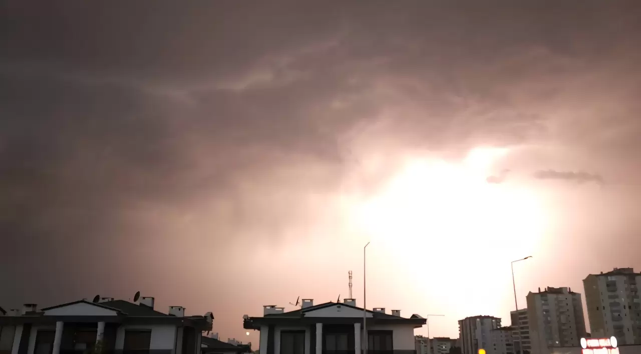 Kayseri'de şimşekler geceyi aydınlattı 5