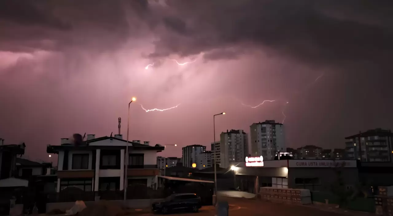 Kayseri'de şimşekler geceyi aydınlattı 4