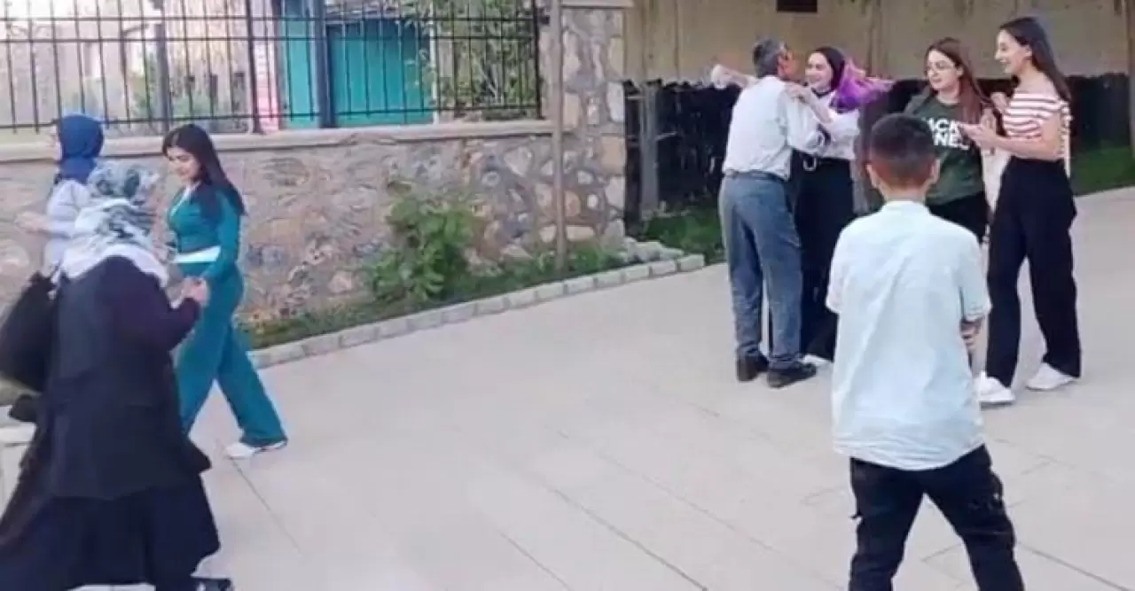 O görüntü yürekleri ısıtmıştı: YKS sonrası kızını çiçek ile karşılayan baba konuştu 3