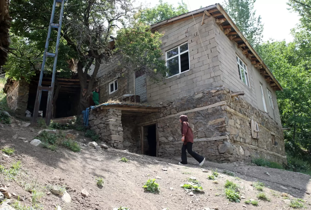 Kadın muhtar, köyün sorunlarını çözmek için iş başında 4