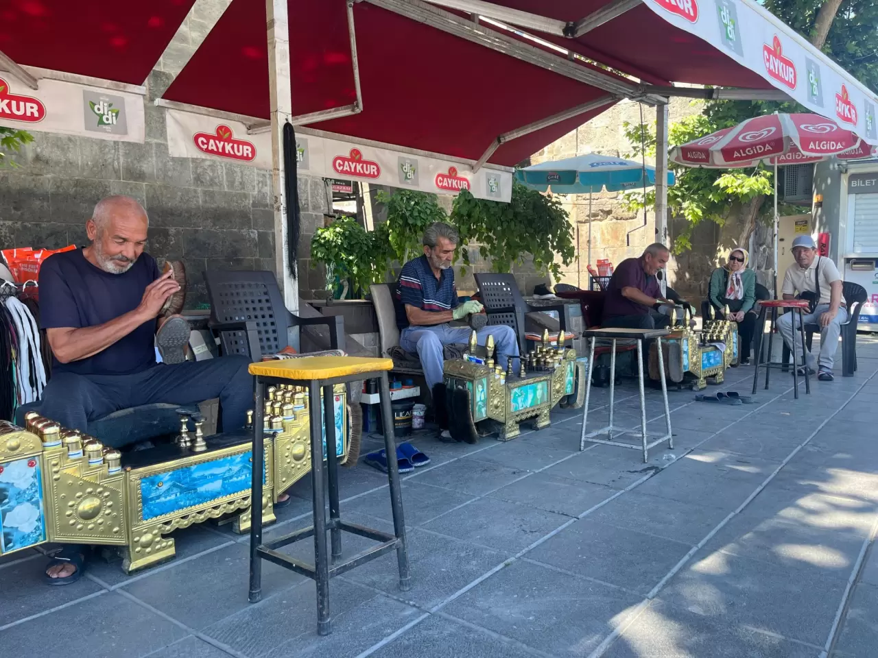 Tarihi surların gölgesinde ayakkabı parlatan 3 kardeş 5