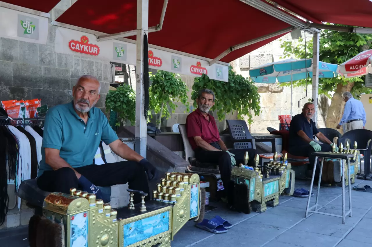 Tarihi surların gölgesinde ayakkabı parlatan 3 kardeş 3