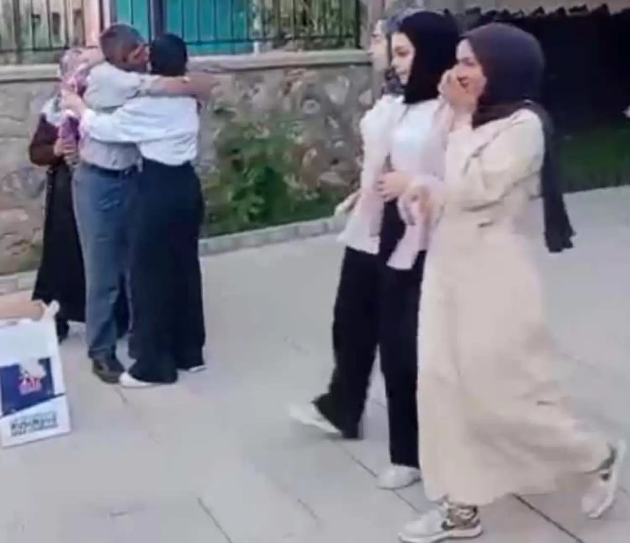O görüntü yürekleri ısıtmıştı: YKS sonrası kızını çiçek ile karşılayan baba konuştu 5