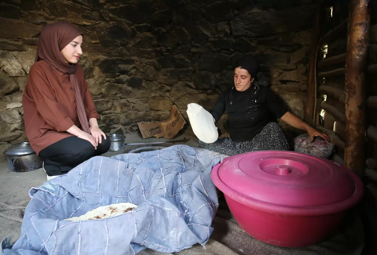 Kadın muhtar, köyün sorunlarını çözmek için iş başında 1